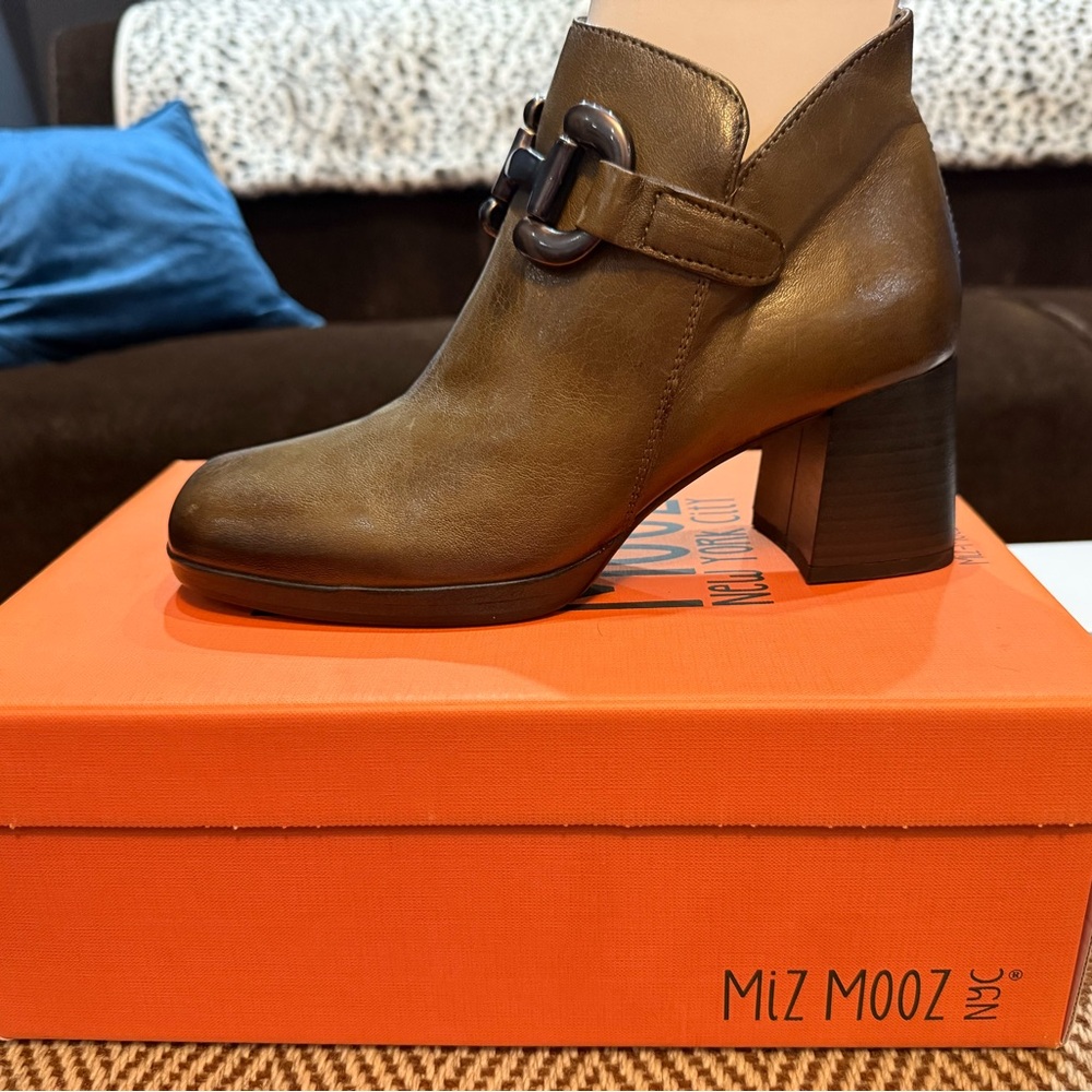 Brand New! On trend horse bit buckle booties